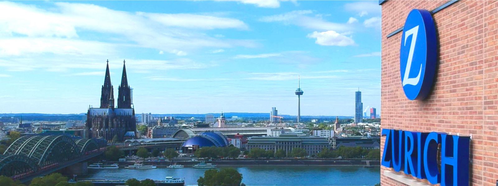以城市天际线景色为背景的 Zurich Insurance 大楼。