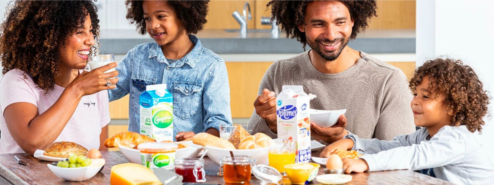 En familj på fyra personer som äter frukost tillsammans.