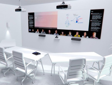 Una videollamada de Teams colaborando en una pizarra que se muestra en pantallas en una sala de reuniones de tamaño medio