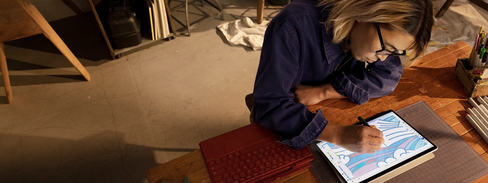 Eine Person verwendet ein Surface Pro 8