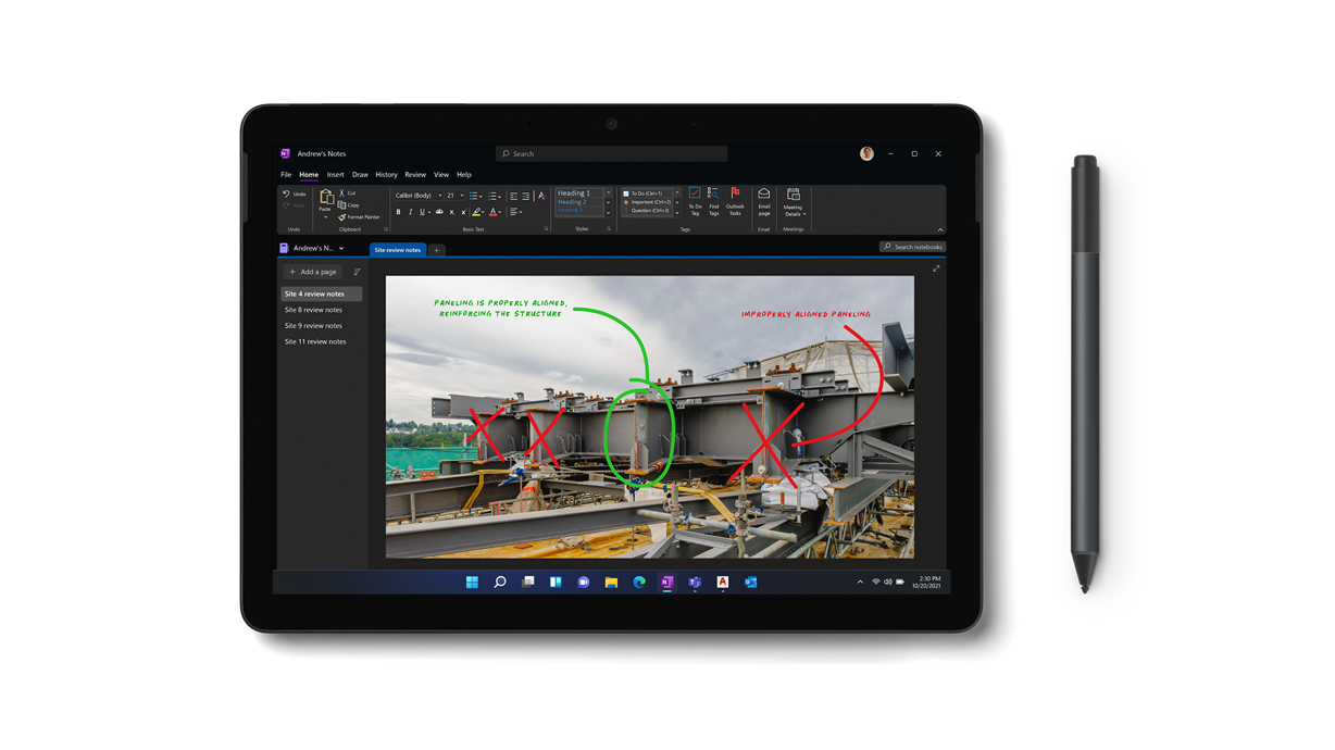 Surface Go 3 en mode tablette associée à un stylet pour Surface en noir mat