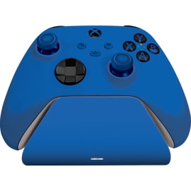 Widok z przodu na uniwersalną podstawkę Razer do szybkiego ładowania kontrolera Xbox w kolorystyce Shock Blue z podłączonym do niej kontrolerem bezprzewodowym Xbox.