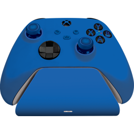 Vue avant de la station de charge rapide universelle Razer pour Xbox en Shock Blue avec une manette sans fil Xbox reliée.