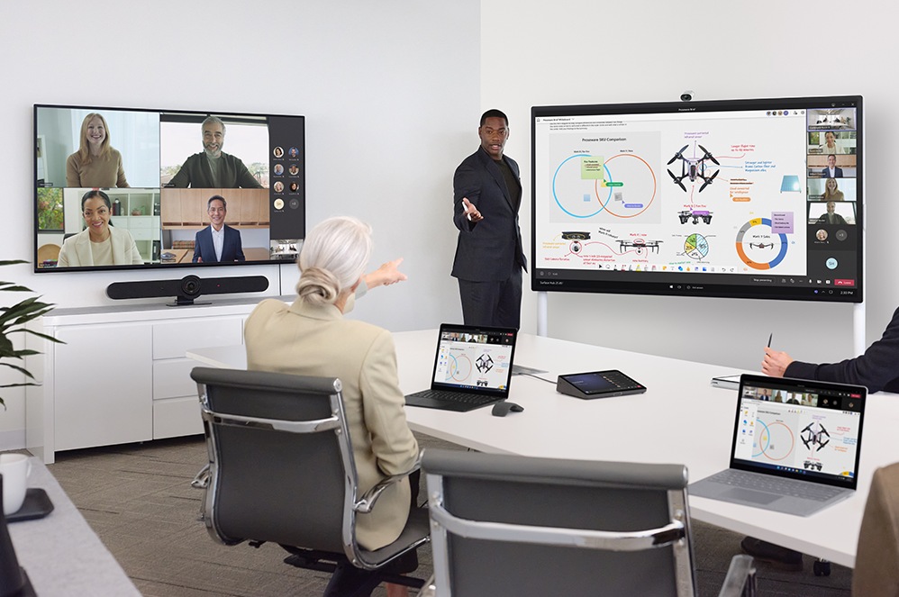 Mithilfe von Surface Hub 2 Smart Camera und Surface Hub 2S for Business können Mitarbeitende im Büro und an entfernten Standorten über Microsoft Teams gemeinsam an einer Präsentation teilnehmen.