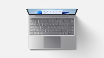Vista dall'alto della tastiera di un dispositivo Surface Laptop Go 2 nel colore Platino.