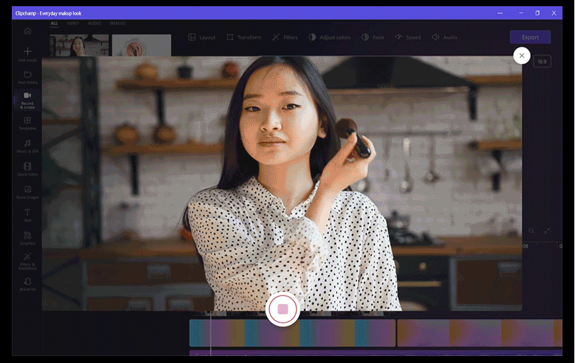 صورة GIF متحركة تظهر شاشة Clipchamp أثناء العمل.