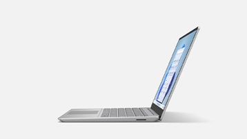 Vista laterale di un dispositivo Surface Laptop Go 2 nel colore Platino che evidenzia lo spessore sottile.