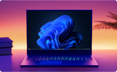 Геймърси компютър в тъмен режим с изображение на цветето на Windows 11 на екрана