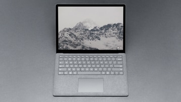 Ein platingrauer Surface Laptop