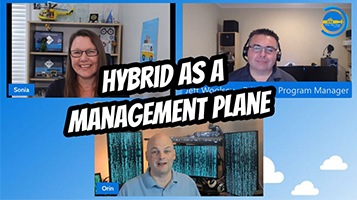 Ein Videoanruf zwischen drei Personen mit Textüberlagerung „Hybrid als Management-Ebene“. 
