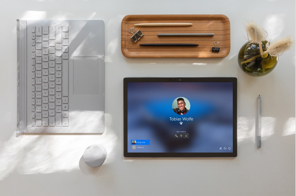 Surface Book 3 s otevřenou aplikací Windows Hello