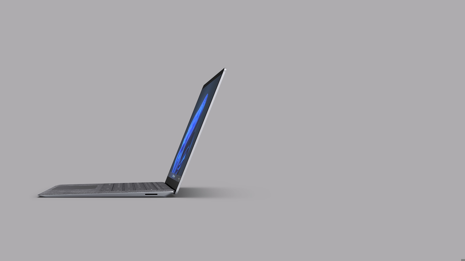 Surface Laptop 4 de 13,5 po présenté en platine Alcantara
