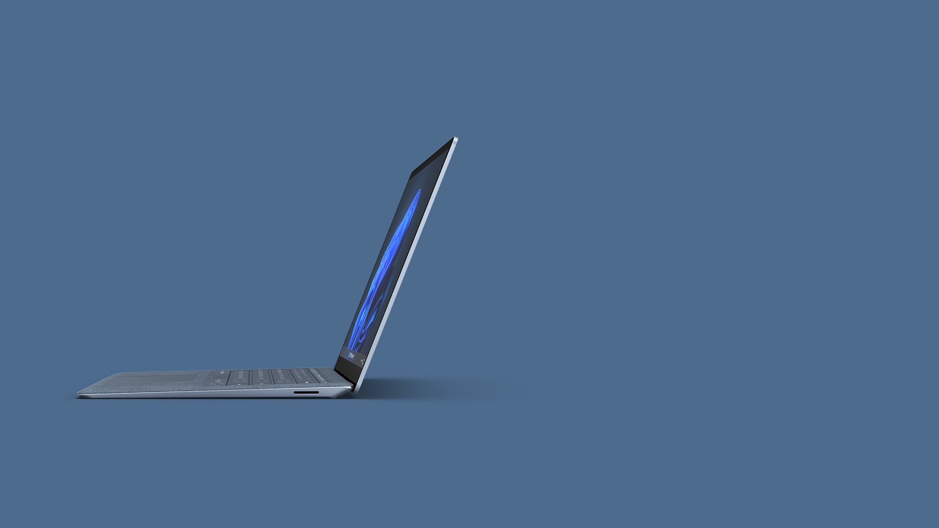 显示冰晶蓝颜色 Alcantara 饰面的 13.5 英寸 Surface Laptop 4
